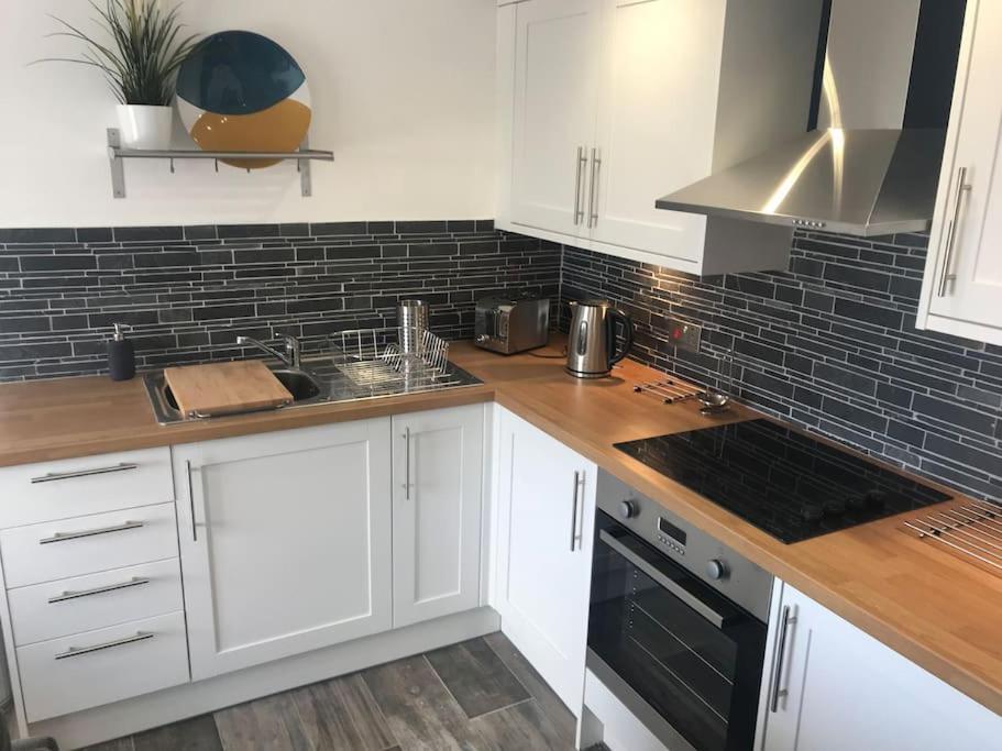 Mumbles - Modern Apartment With Panoramic Sea Views Oystermouth Екстер'єр фото