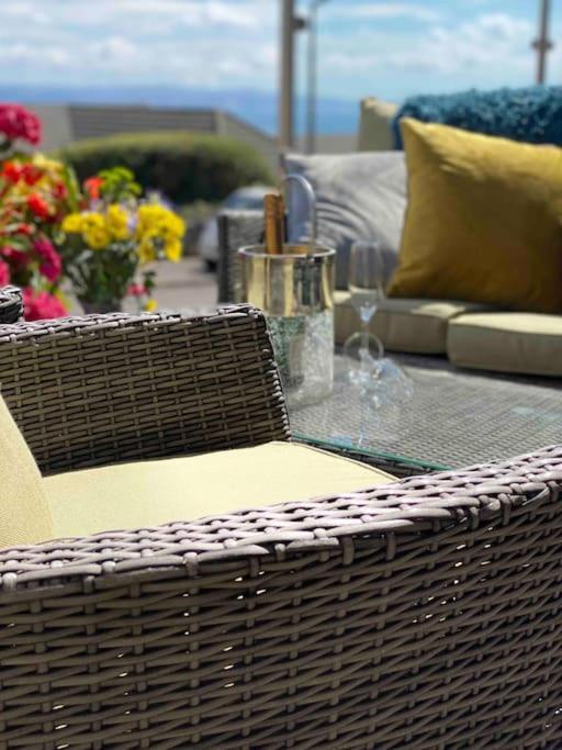 Mumbles - Modern Apartment With Panoramic Sea Views Oystermouth Екстер'єр фото