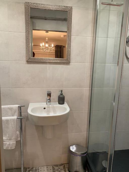 Mumbles - Modern Apartment With Panoramic Sea Views Oystermouth Екстер'єр фото