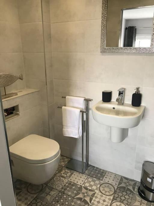 Mumbles - Modern Apartment With Panoramic Sea Views Oystermouth Екстер'єр фото